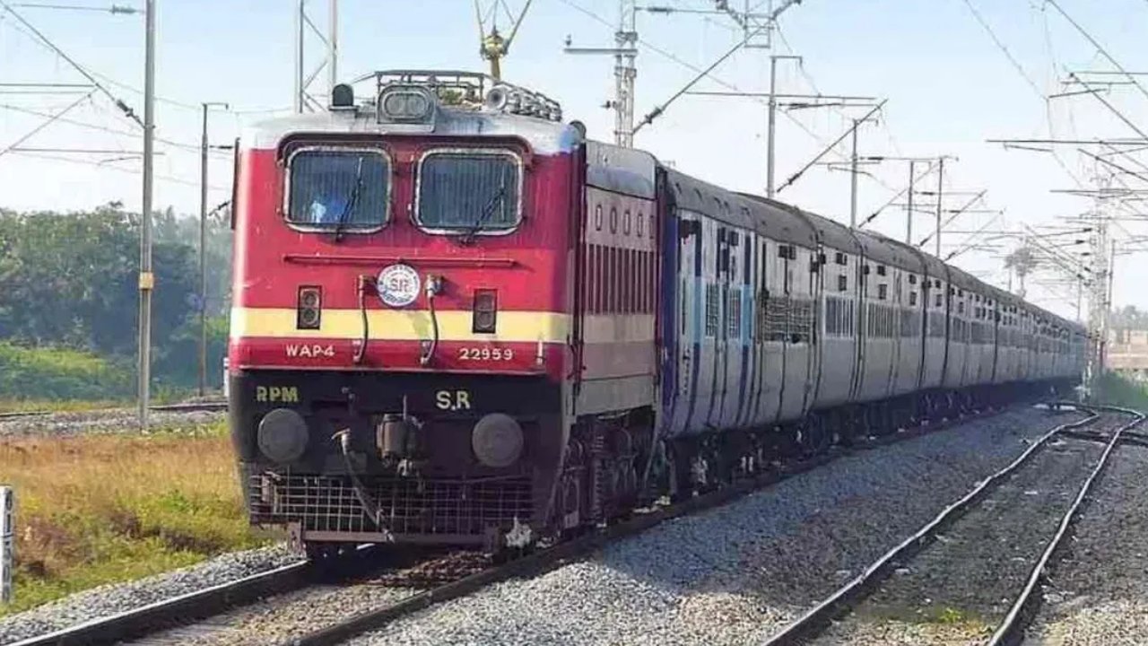 Trains Cancellation: రైల్వే ప్రయాణికులు అలర్ట్.. తెలుగు రాష్ట్రాల్లో వారం రోజులపాటు 28 రైళ్లు రద్దు.. ఆ రైళ్ల వివరాలు ఇవే..