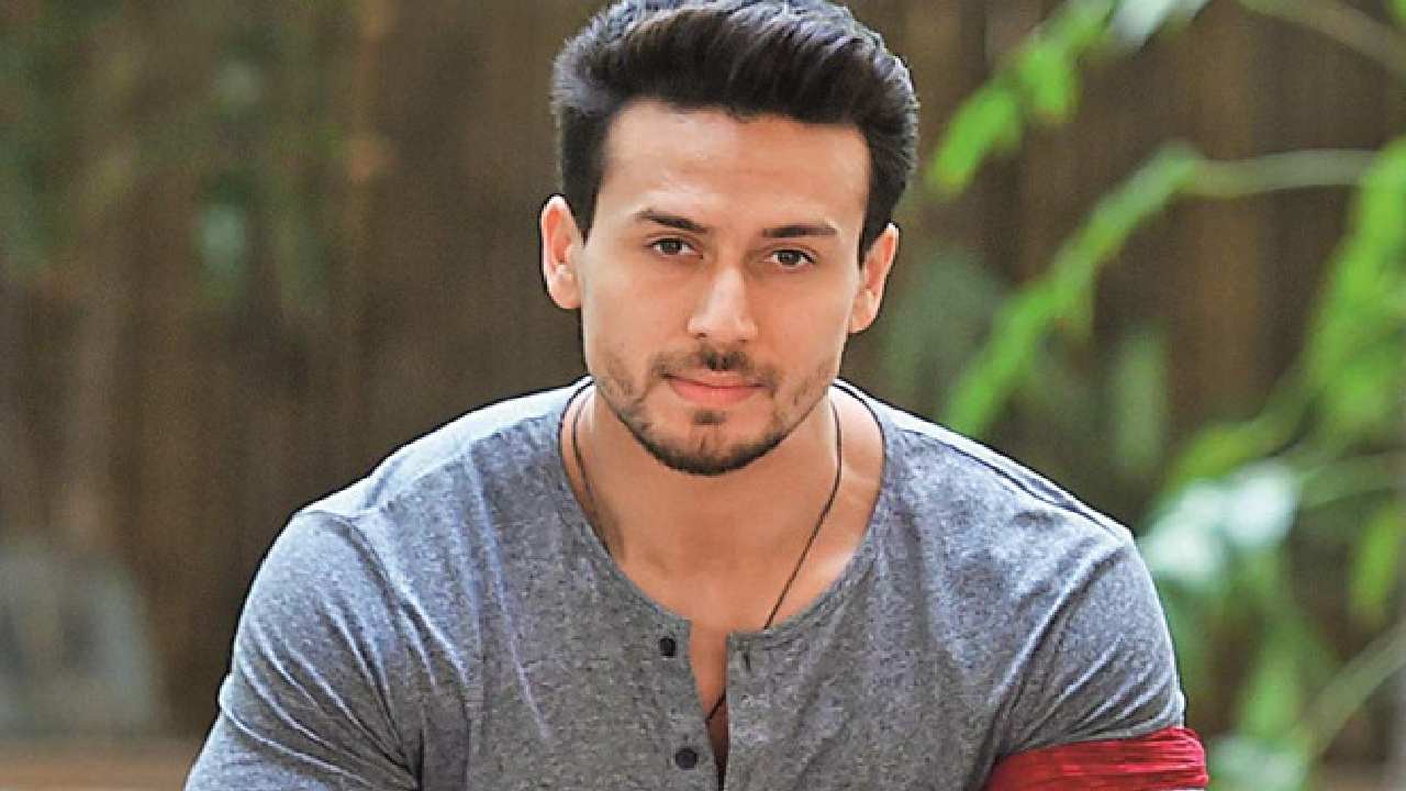 Tiger Shroff : టైగర్‌ ష్రాఫ్‌ తల్లిని మోసం చేసిన వ్యక్తి.. బురిడీ కొట్టించి అరకోటి మాయం.. పోలీసులకు పిర్యాదు..