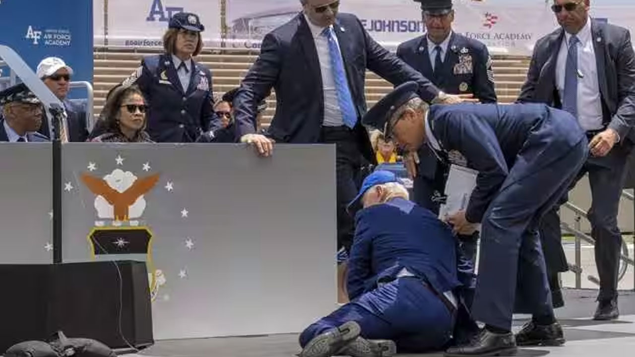 Viral Video: స్టేజీపై బొక్కబోర్లా పడిపోయిన అమెరికా అధ్యక్షుడు జోబైడెన్