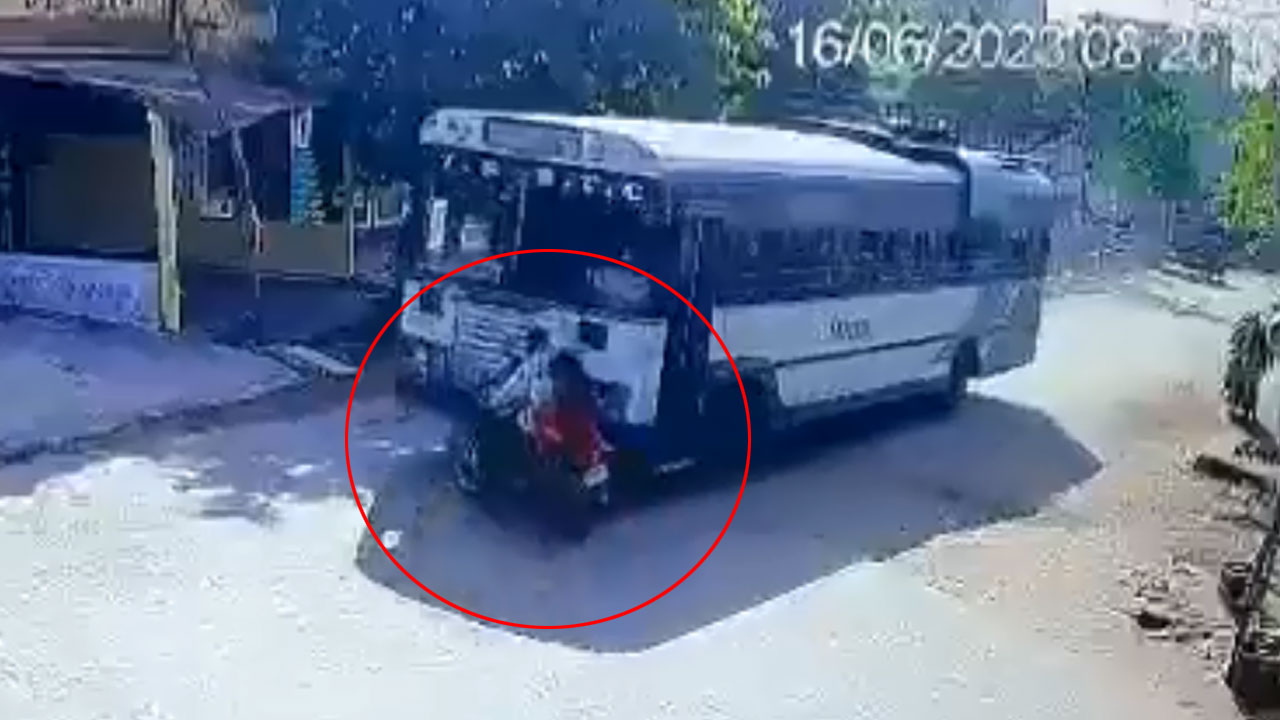 Accident: ములుగు జిల్లాలో ఘోర రోడ్డు ప్రమాదం.. తండ్రి నిర్లక్ష్యానికి ఇద్దరు పిల్లలు బలి