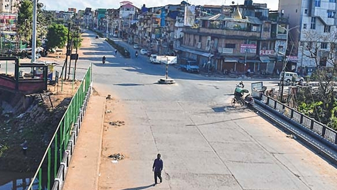 Manipur Violance: నెల రోజులకు కాస్తంత ఊపిరి పీల్చుకున్న మణిపూర్.. ఐదు జిల్లాల్లో కర్ఫ్యూ ఎత్తివేత