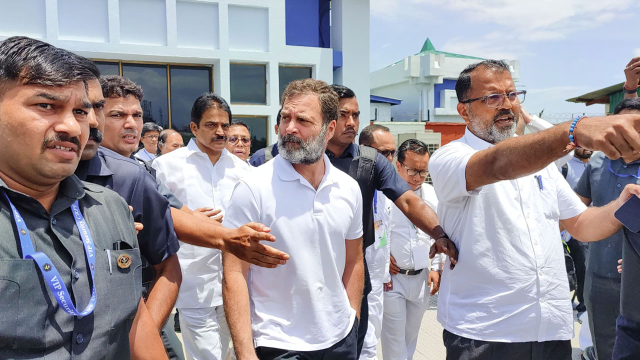 Manipur Violence: ఇంఫాల్‭కు 20 కిలోమీటర్ల దూరంలో రాహుల్ కాన్వాయ్ అడ్డుకున్న పోలీసులు