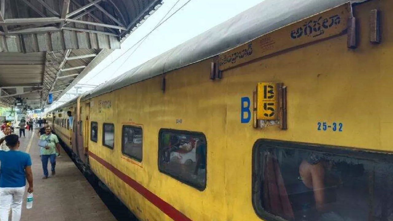 Odisha Train Smoke: ఒడిశాలో మరో ఘటన.. సికింద్రాబాద్-అగర్తలా రైలులో పొగలు