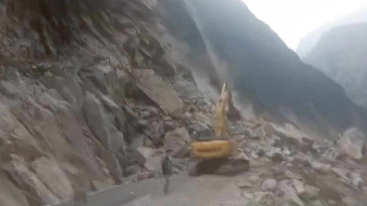 Massive Landslide: ఉత్తరాఖండ్‌లో విరిగిపడిన కొండ చరియలు.. చిక్కుకపోయిన 300 మంది ప్రయాణికులు