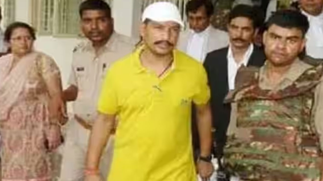 Gangster Sanjeev Jeeva: యూపీలో మరో దారుణం.. కోర్టు వెలుపలే గ్యాంగ్‌స్టర్ సంజీవ్ జీవా హత్య