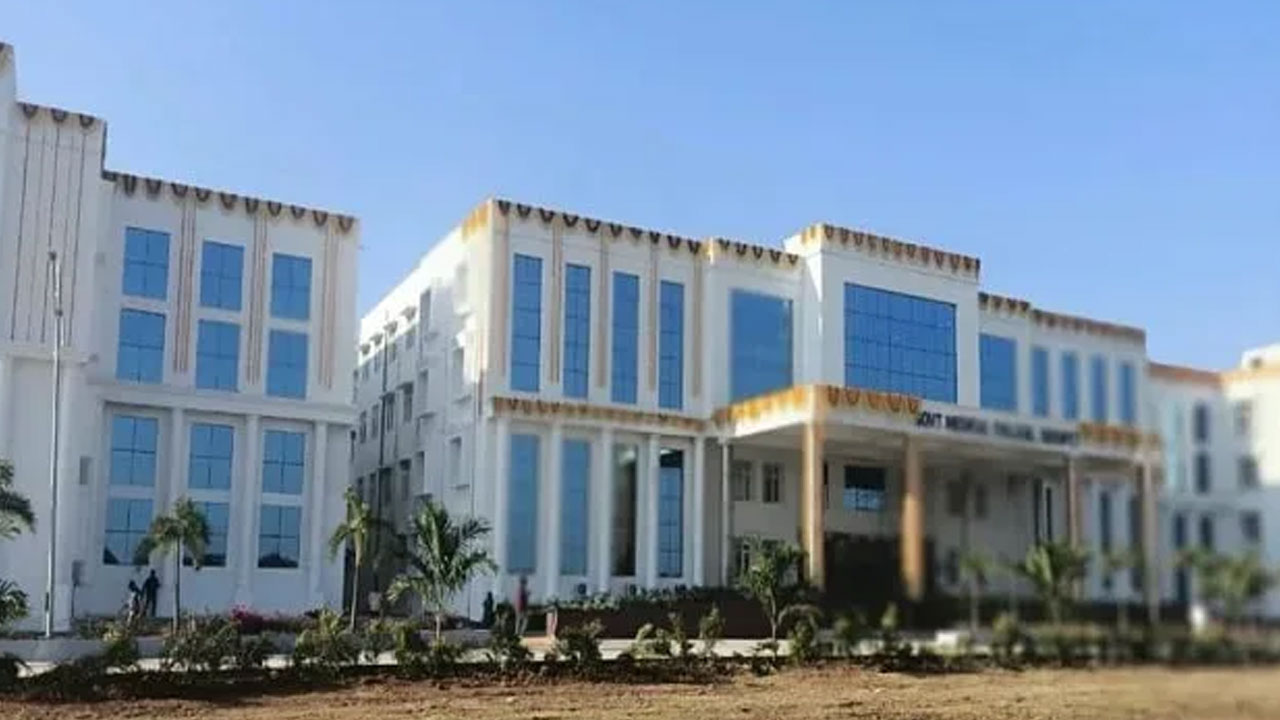 Medical Colleges: దేశంలో కొత్తగా మరో 50 వైద్య కళాశాలలకు కేంద్రం ఆమోదం