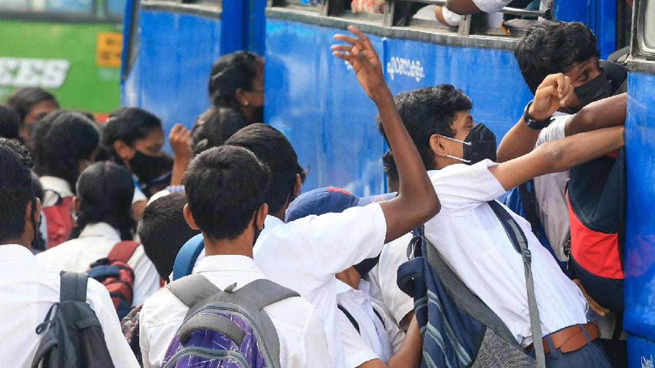 Tamilnadu: విద్యార్థులు యూనిఫాంలో ఉంటే బస్ పాస్ అడగొద్దంటూ ఆదేశించిన స్టాలిన్ ప్రభుత్వం