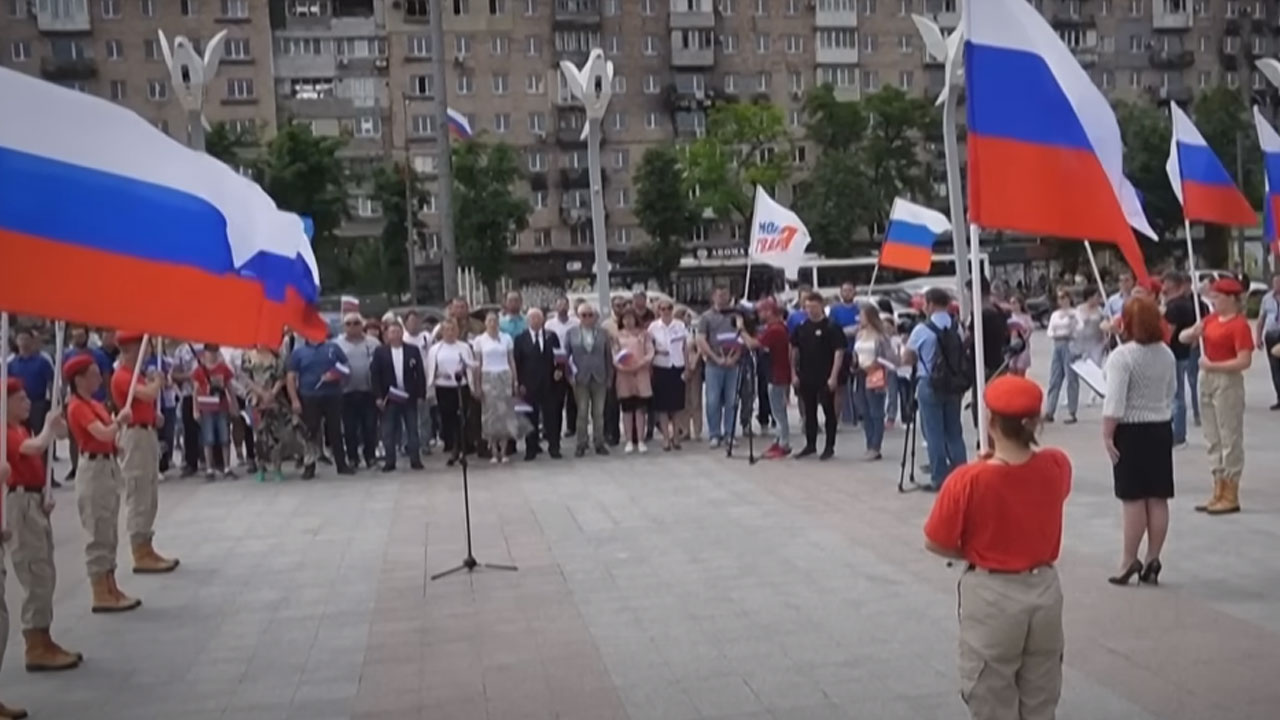 Russia Day: ఉక్రెయిన్‭లో రష్యా డే ఉత్సవాలు.. గొప్ప మాతృభూమి అంటూ నినాదాలు