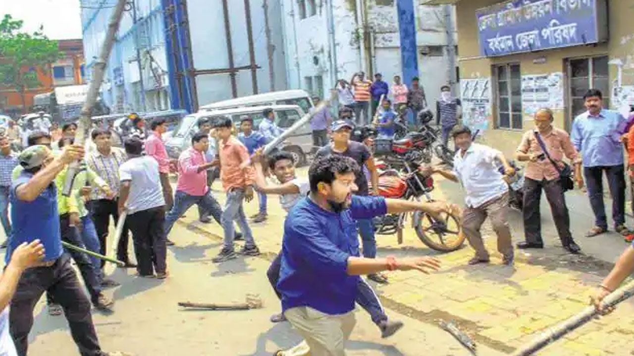 Bengal Politics: బెంగాల్ పంచాయతీ ఎన్నికల్లో ఆగని హింస.. బాంబు విసిరిన గుర్తుతెలియని వ్యక్తులు