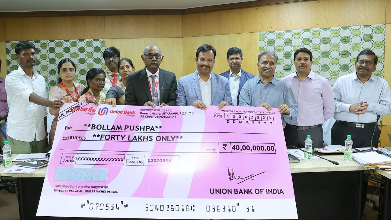 TSRTC: రోడ్డు ప్ర‌మాదంలో మృతి చెందిన కండ‌క్ట‌ర్ కుటుంబానికి రూ.50ల‌క్ష‌లు ఇచ్చిన ఆర్టీసీ