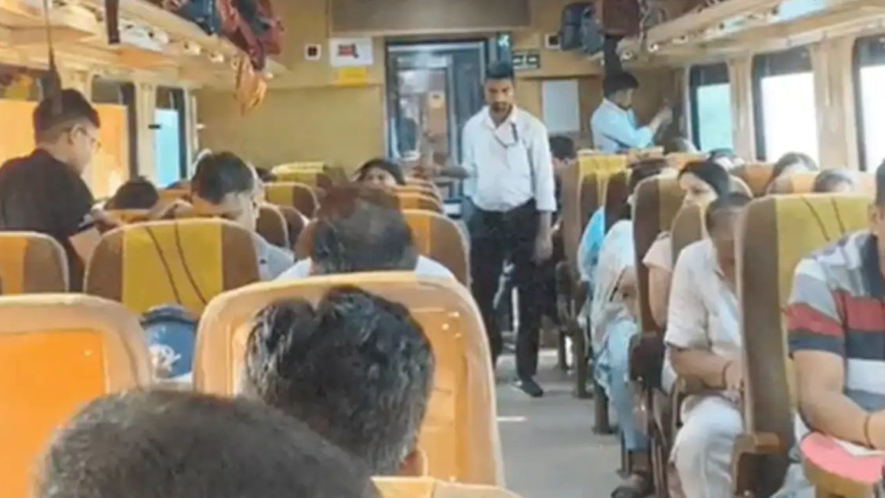 Vande Bharat Train: నా కల చెదిరిపోయింది..! వందే భారత్‌కు బదులుగా మరో ట్రైన్.. చెత్త సౌకర్యాలంటూ ఆగ్రహంతో ప్రయాణికుడి ట్వీట్ ..