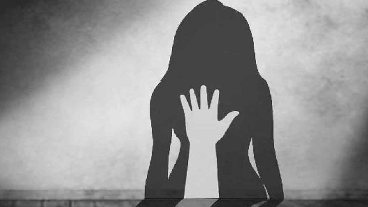 Vikarabad : స్క్రూ డ్రైవర్‌తో కళ్లు పొడిచి, గొంతుకోసి నర్సింగ్ విద్యార్థిని దారుణ హత్య.. జాతీయ మహిళా కమిషన్ సీరియస్, డీజీపీకి కీలక ఆదేశం