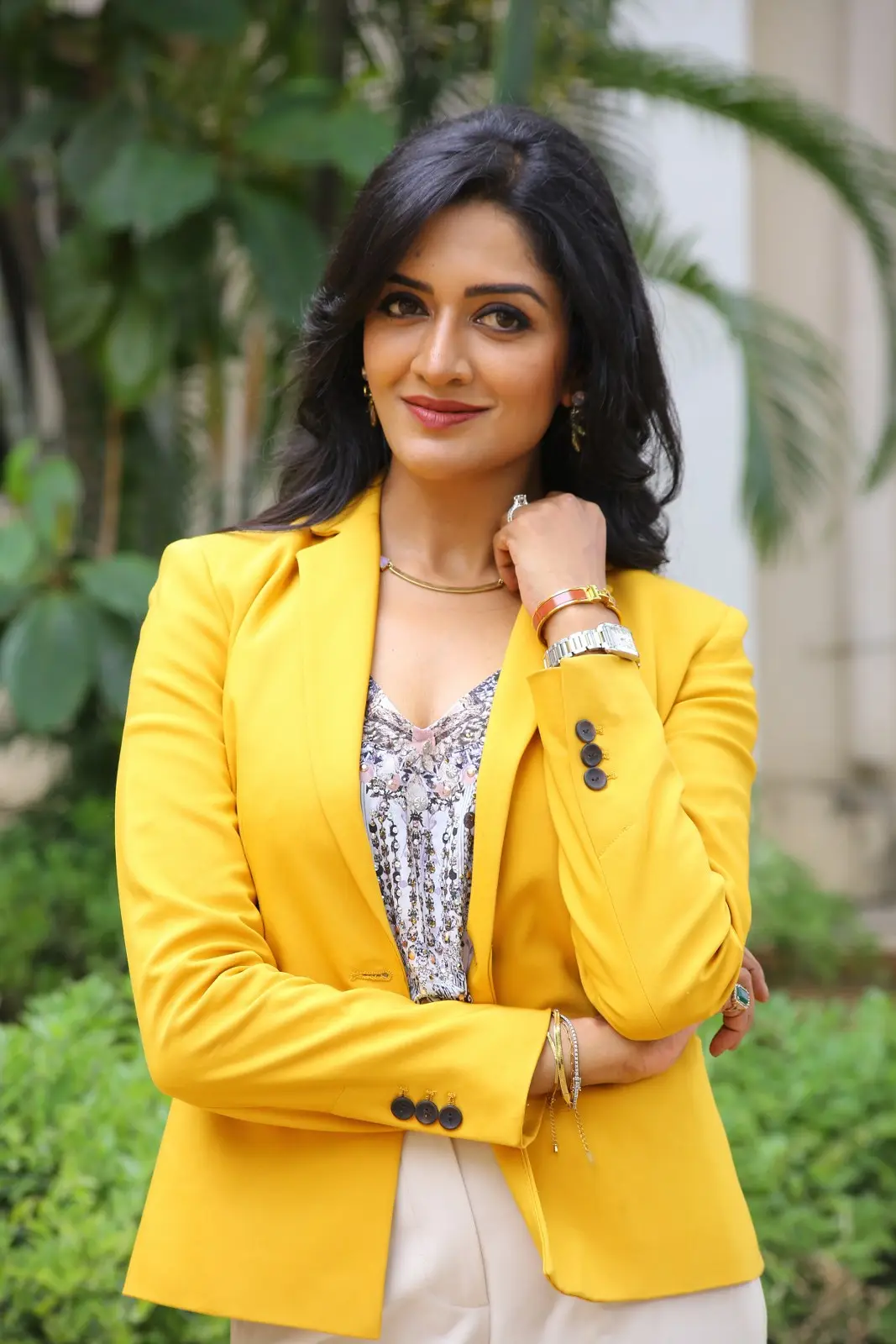 Vimala Raman Stylish looks in yellow suit photos