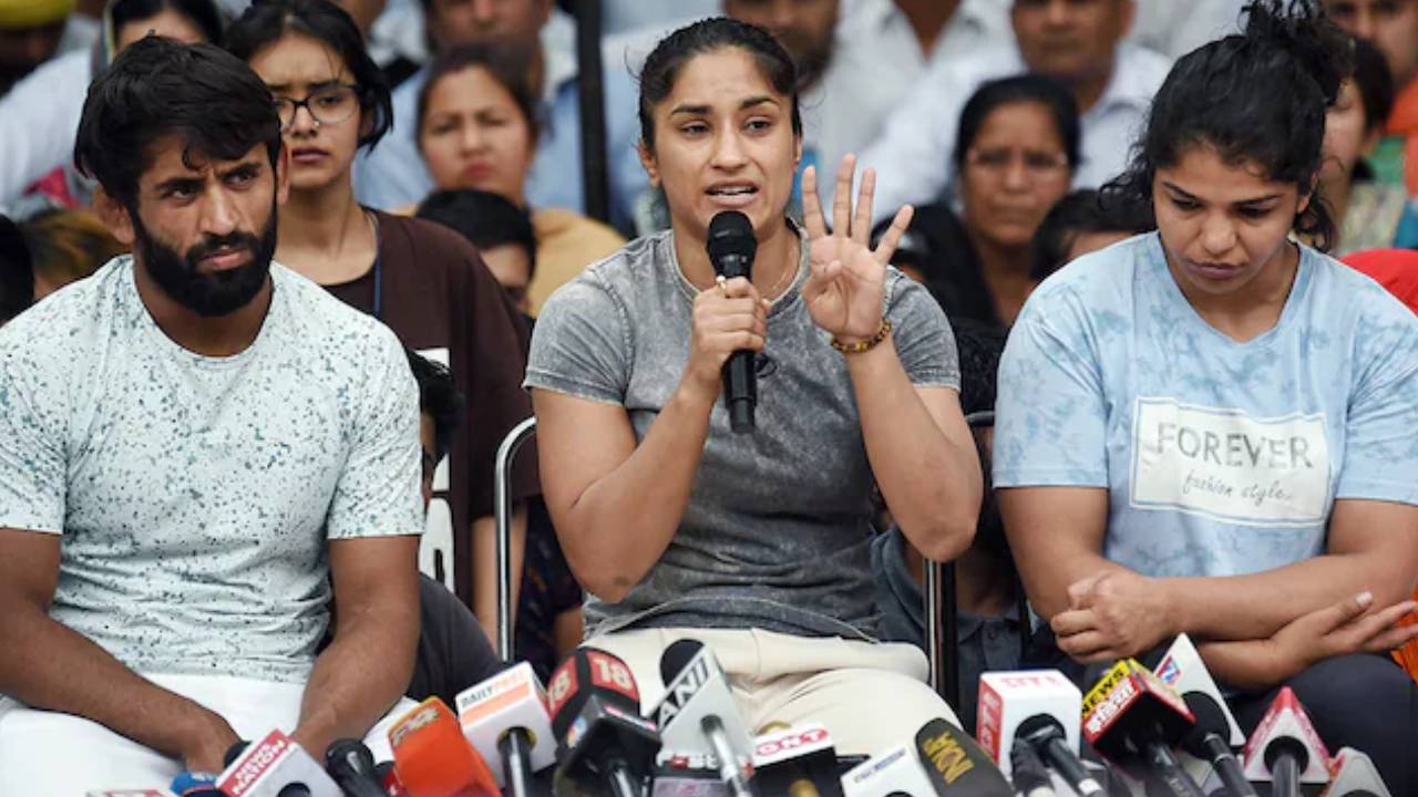 Wrestlers Protest : న్యాయం జరిగే వరకు నిరసన కొనసాగుతుంది.. వీధుల్లో కాదు కోర్టు ద్వారా!.. సోషల్ మీడియాకు దూరం