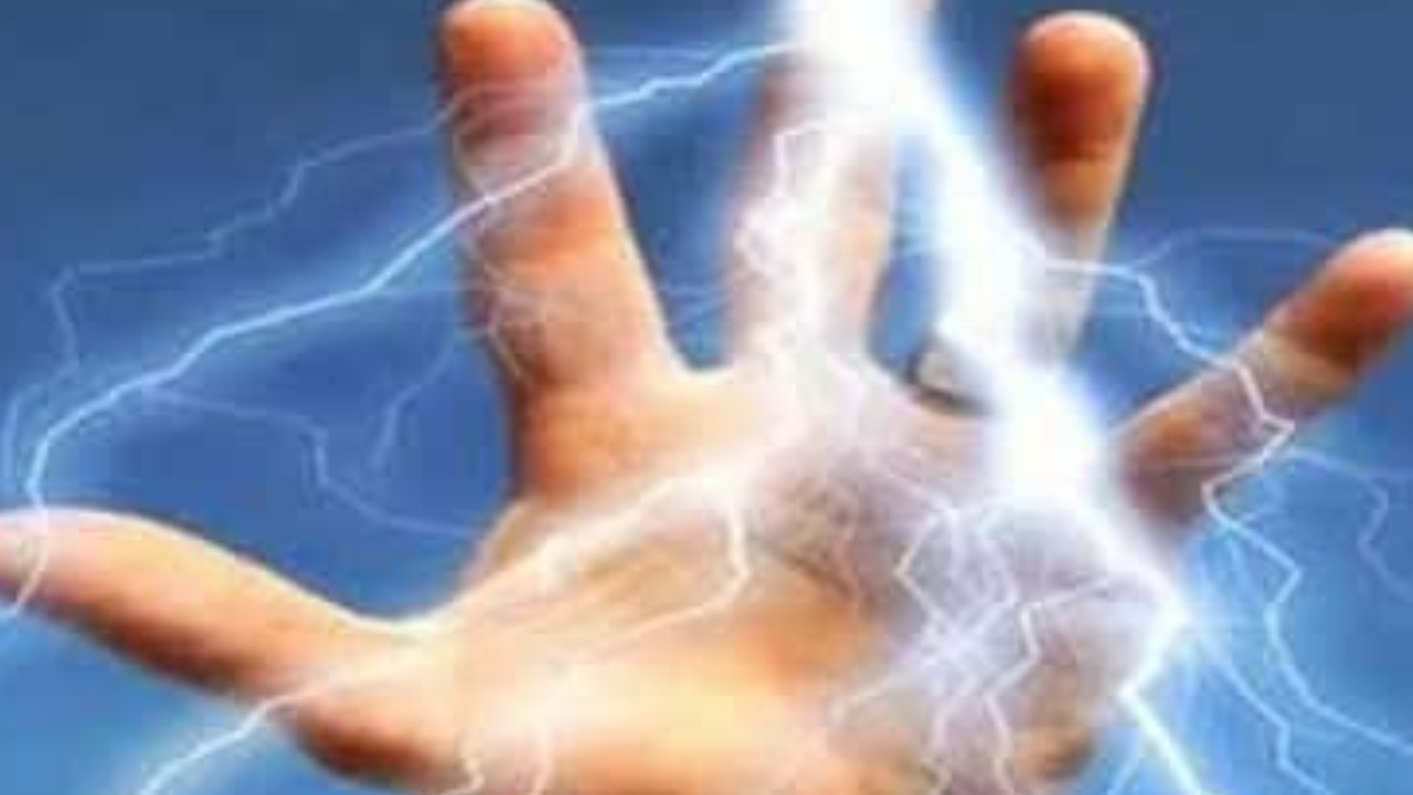 Andhra Pradesh : బంధువు అంత్యక్రియలకు వెళ్లి ముగ్గురు మృతి.. పాడె మోస్తుండగా విద్యుత్ షాక్