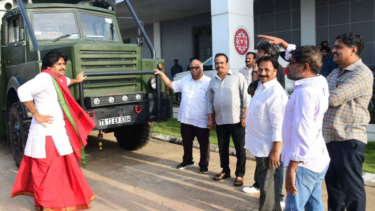 TFI Producers : జనసేన పార్టీ ఆఫీస్‌లో సినీ నిర్మాతలు.. వైరల్ అవుతున్న ఫొటోలు..