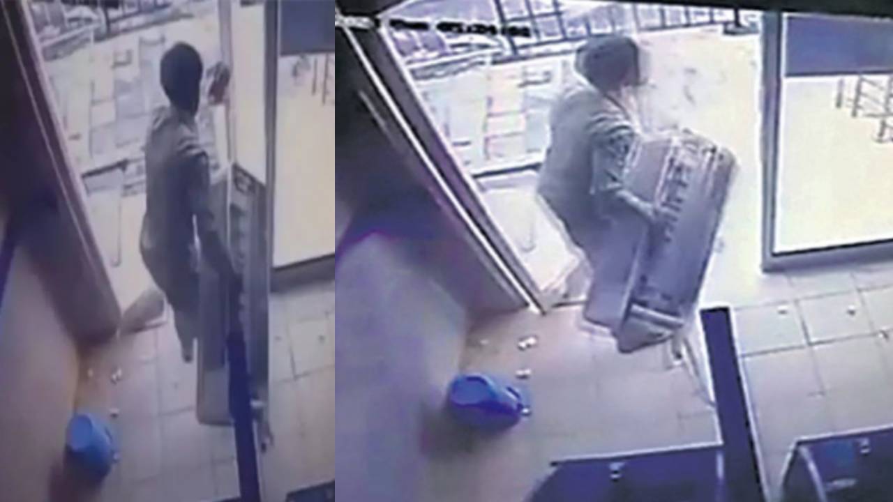 ATM Center : వీళ్లేం దొంగల్రా బాబూ.. ఏటీఎంలోంచి డబ్బులు కాకుండా ఏం ఎత్తుకెళ్లారో తెలిస్తే షాక్ అవ్వాల్సిందే..