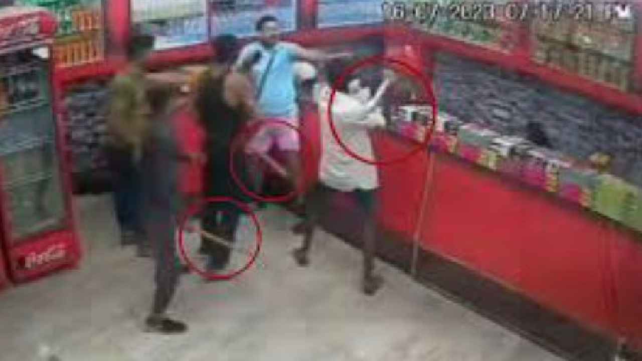 Viral Video : షాకింగ్.. తాజ్‌మహల్ చూసేందుకు వెళ్లిన టూరిస్టుపై కర్రలు, రాడ్లతో దాడి.. వదిలేయమని ప్రాథేయపడినా దారుణంగా కొట్టారు