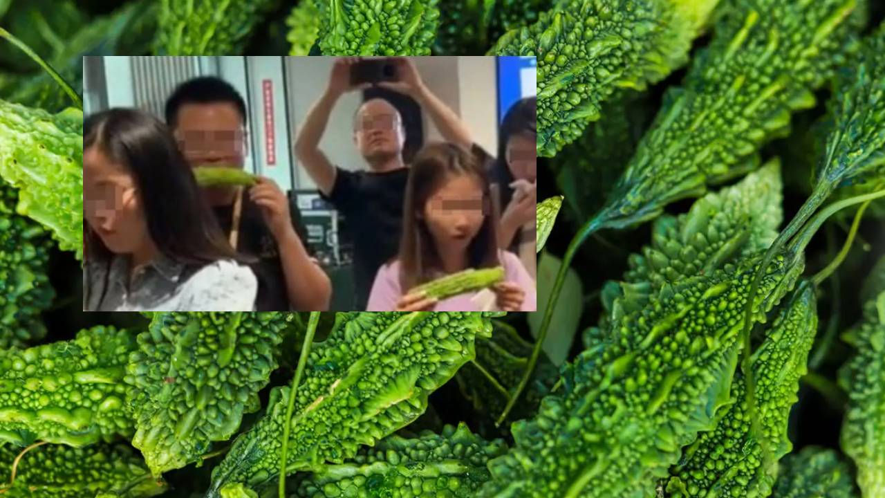 Fed Bitter Gourd To Employees : ఉద్యోగులతో పచ్చి కాకరకాయలు తినిపించిన కంపెనీ .. ఎందుకో తెలిస్తే షాకే