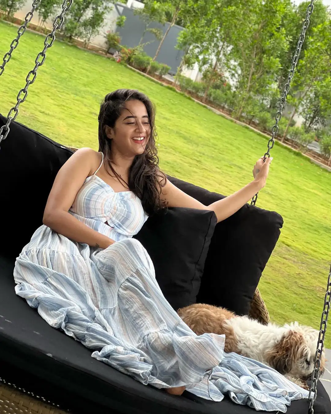 Deepthi Sunaina cute looks with Enjoying Monsoon