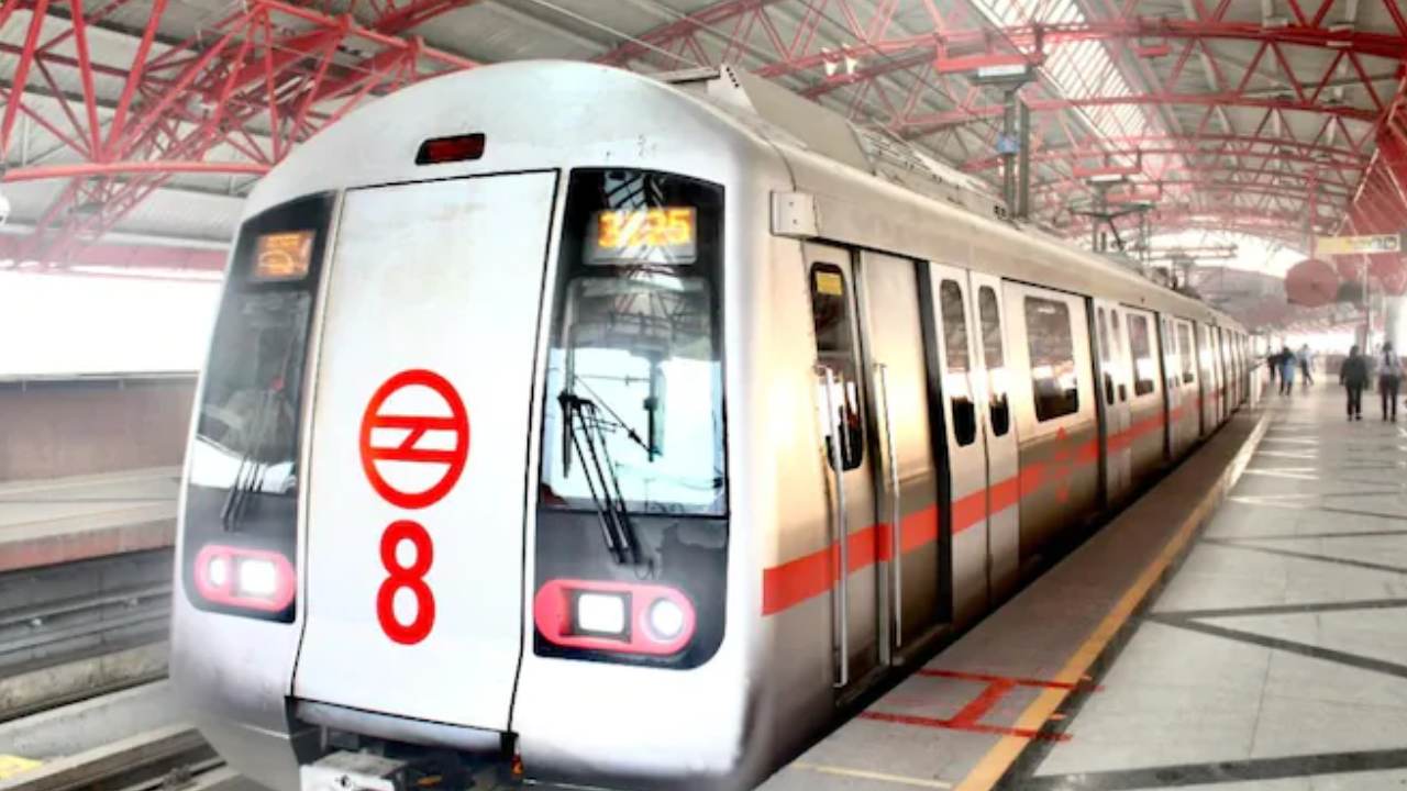 Delhi Metro Train : ప్లాట్ ఫామ్ మీదకు వస్తున్న మెట్రో రైలు ముందు దూకి యువకుడు ఆత్మహత్య