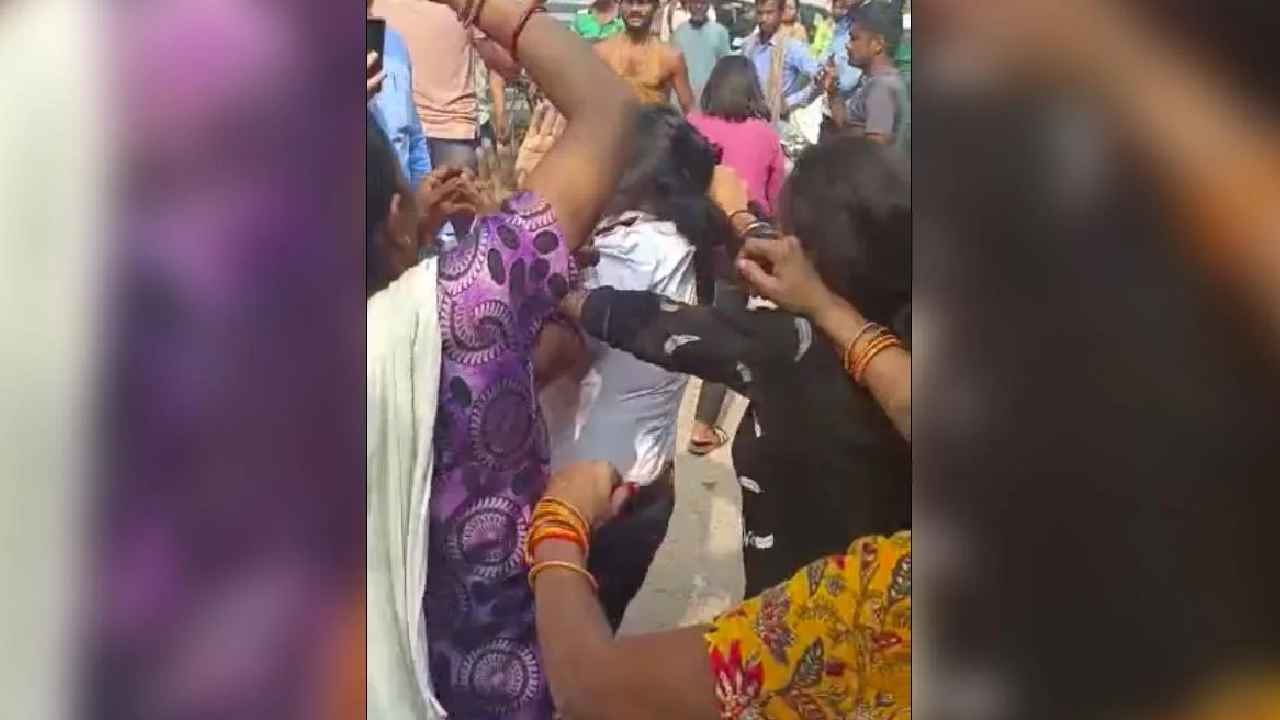 Delhi : షాకింగ్ వీడియో.. మహిళా పైలట్‌, ఆమె భర్తను దారుణంగా కొట్టిన జనం