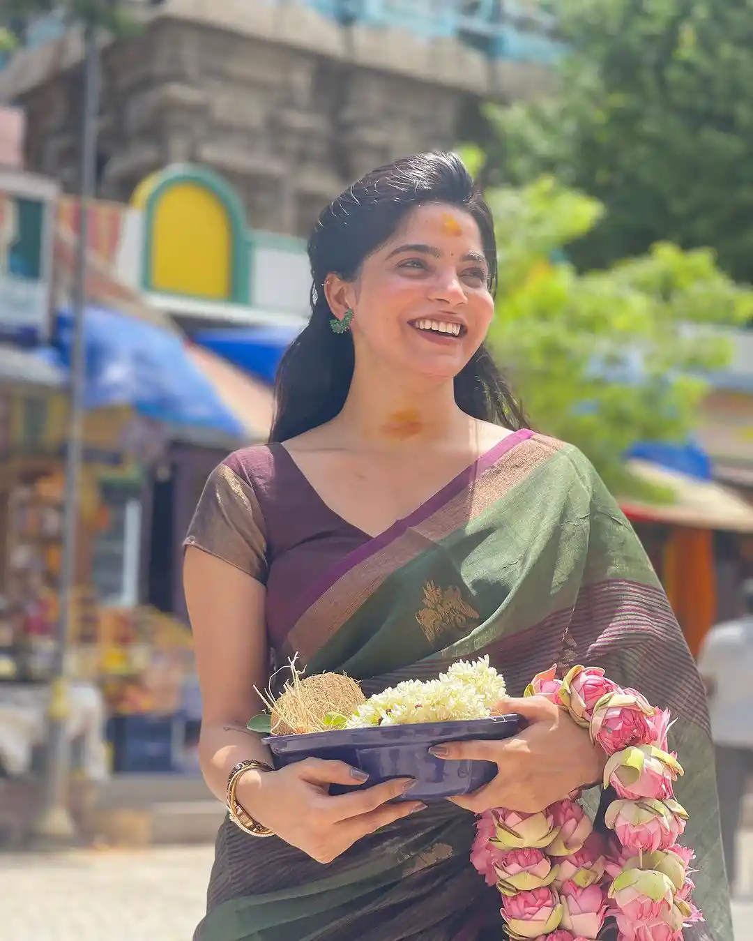 Divyabharathi visits Madurai Meenakshi Amman Temple