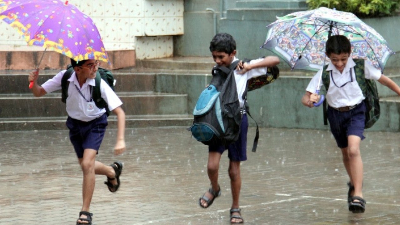 Schools Holiday: వర్షం ఎఫెక్ట్.. తెలంగాణ ప్రభుత్వం కీలక నిర్ణయం.. శుక్ర, శనివారాల్లో కూడా సెలవు ..
