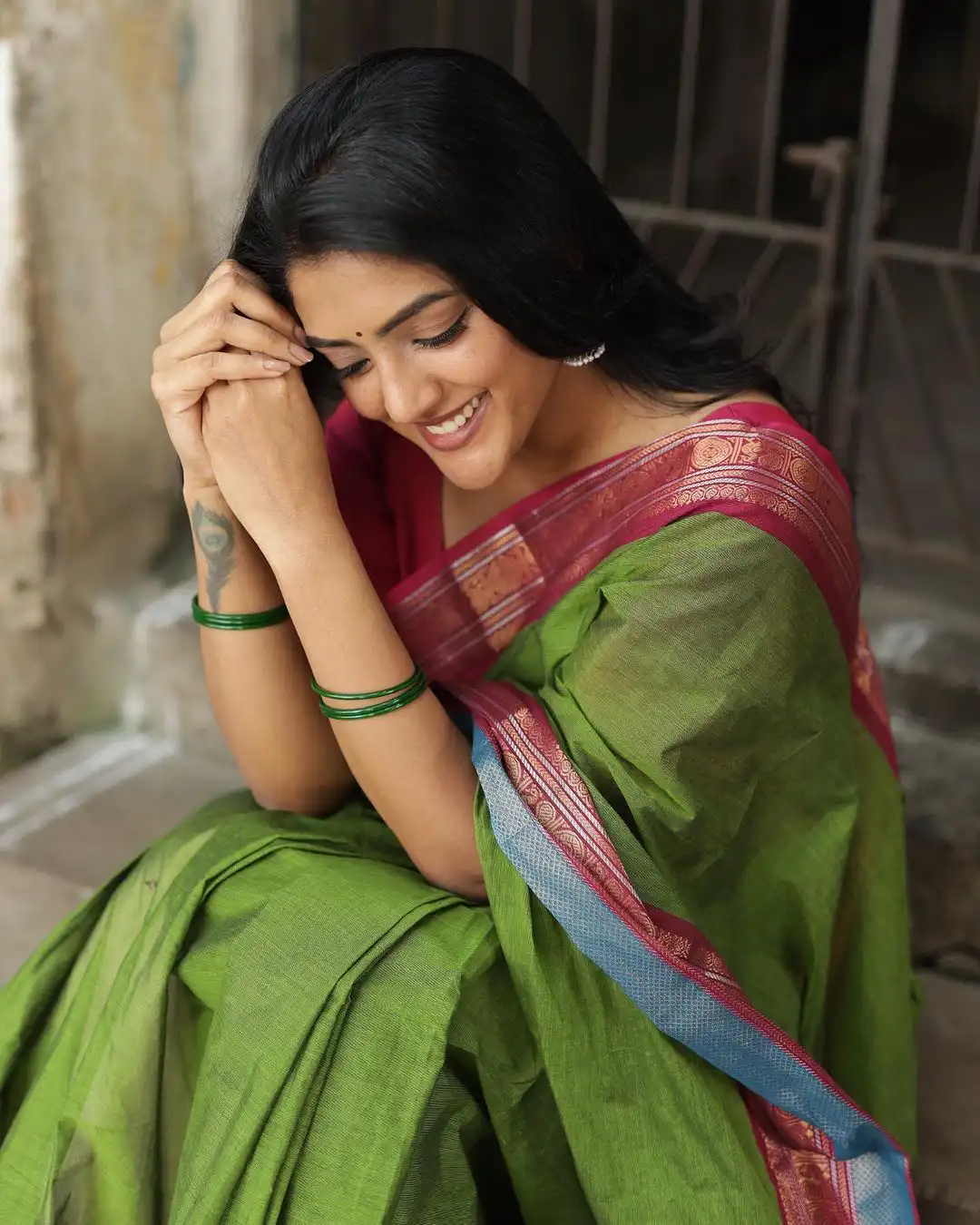 Eesha Rebba latest saree photos in village girl look