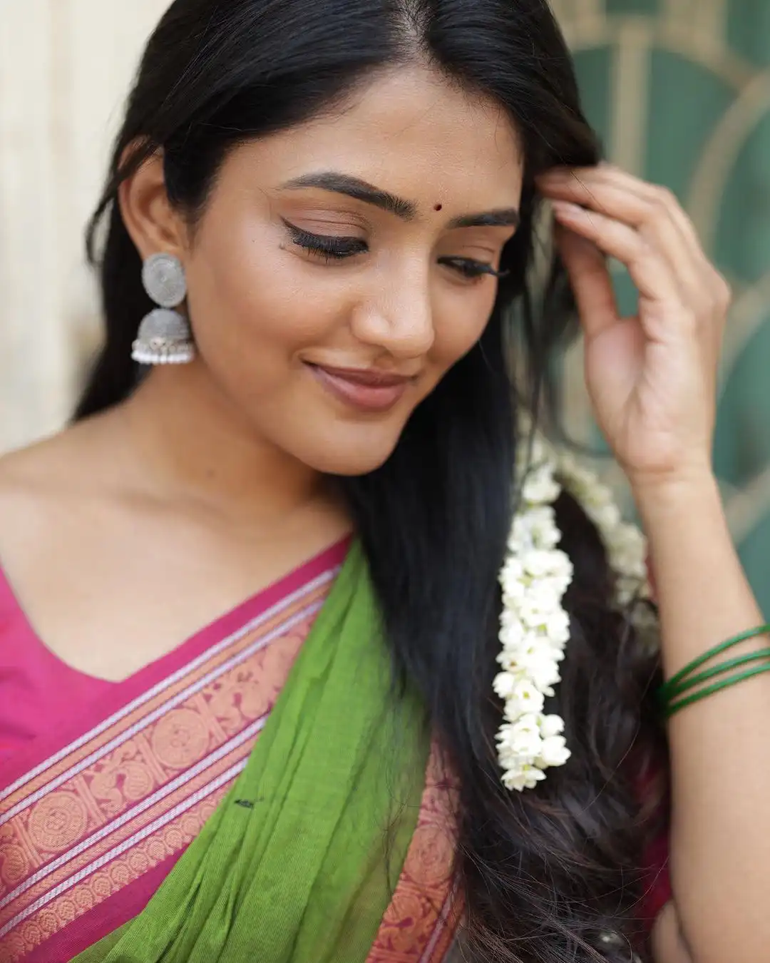 Eesha Rebba latest saree photos in village girl look
