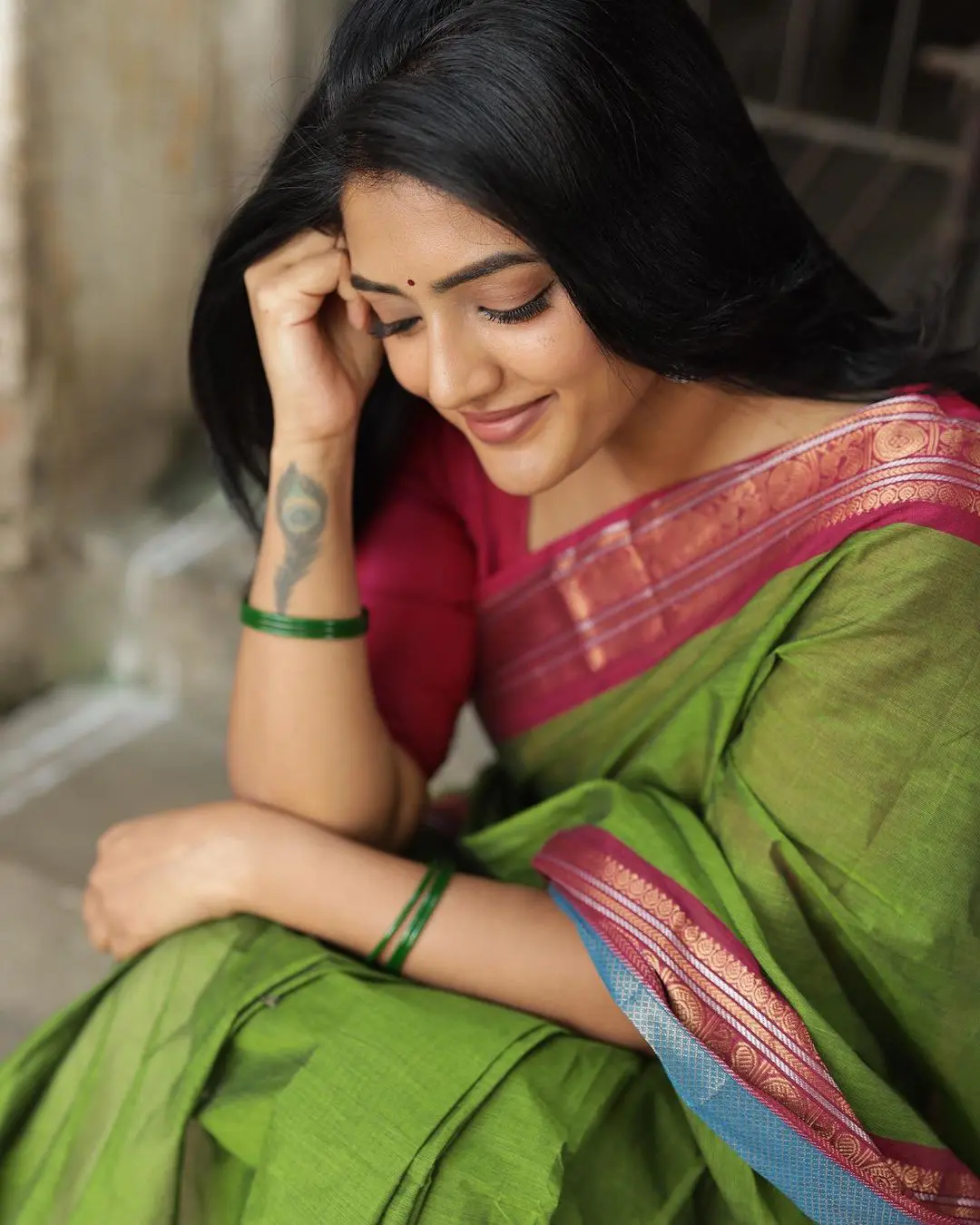 Eesha Rebba latest saree photos in village girl look