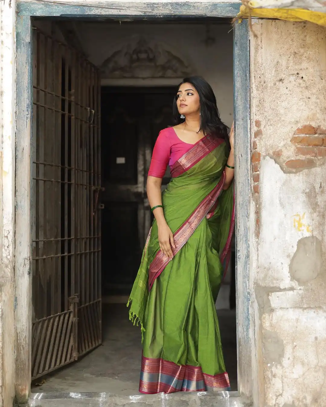 Eesha Rebba latest saree photos in village girl look