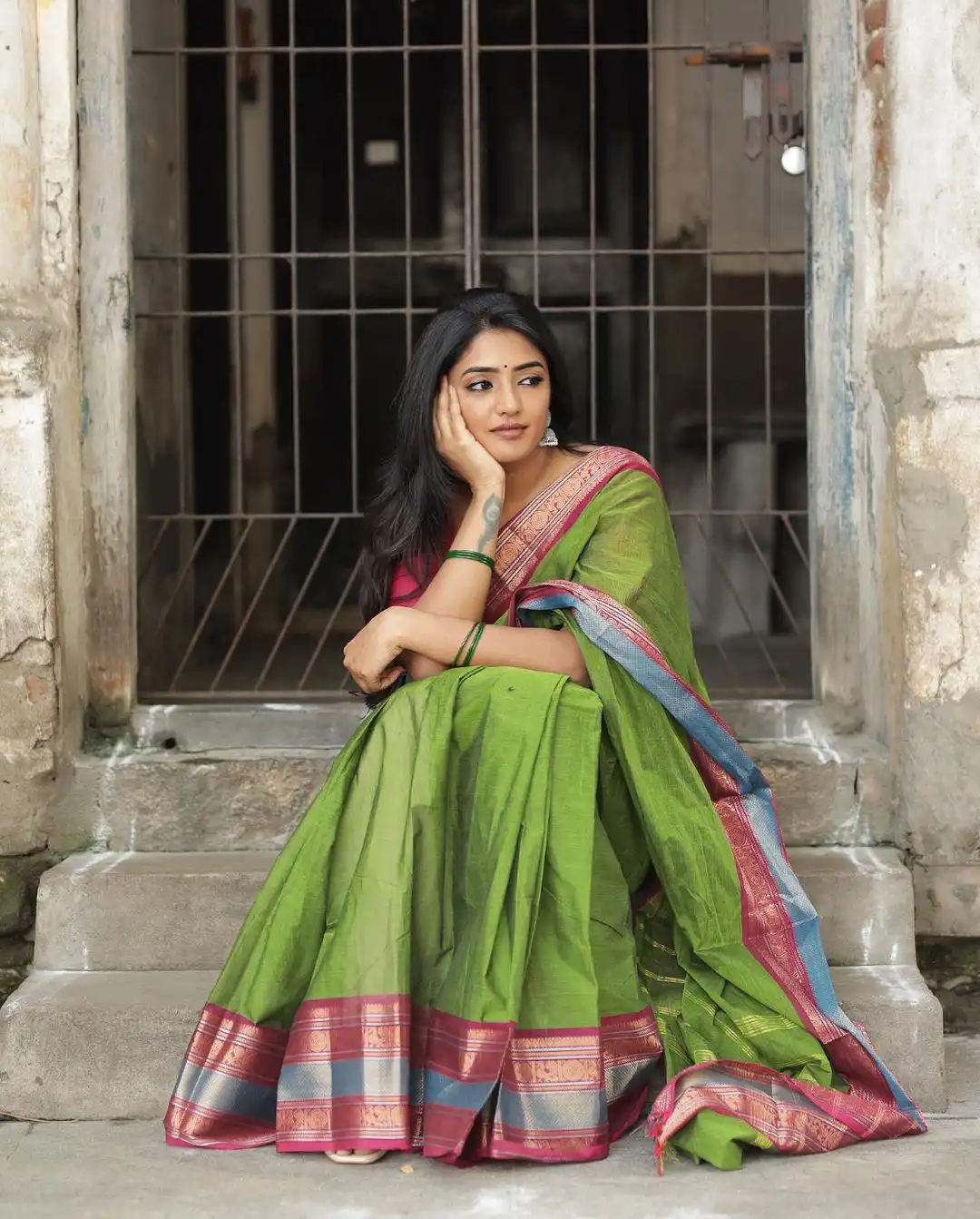 Eesha Rebba latest saree photos in village girl look