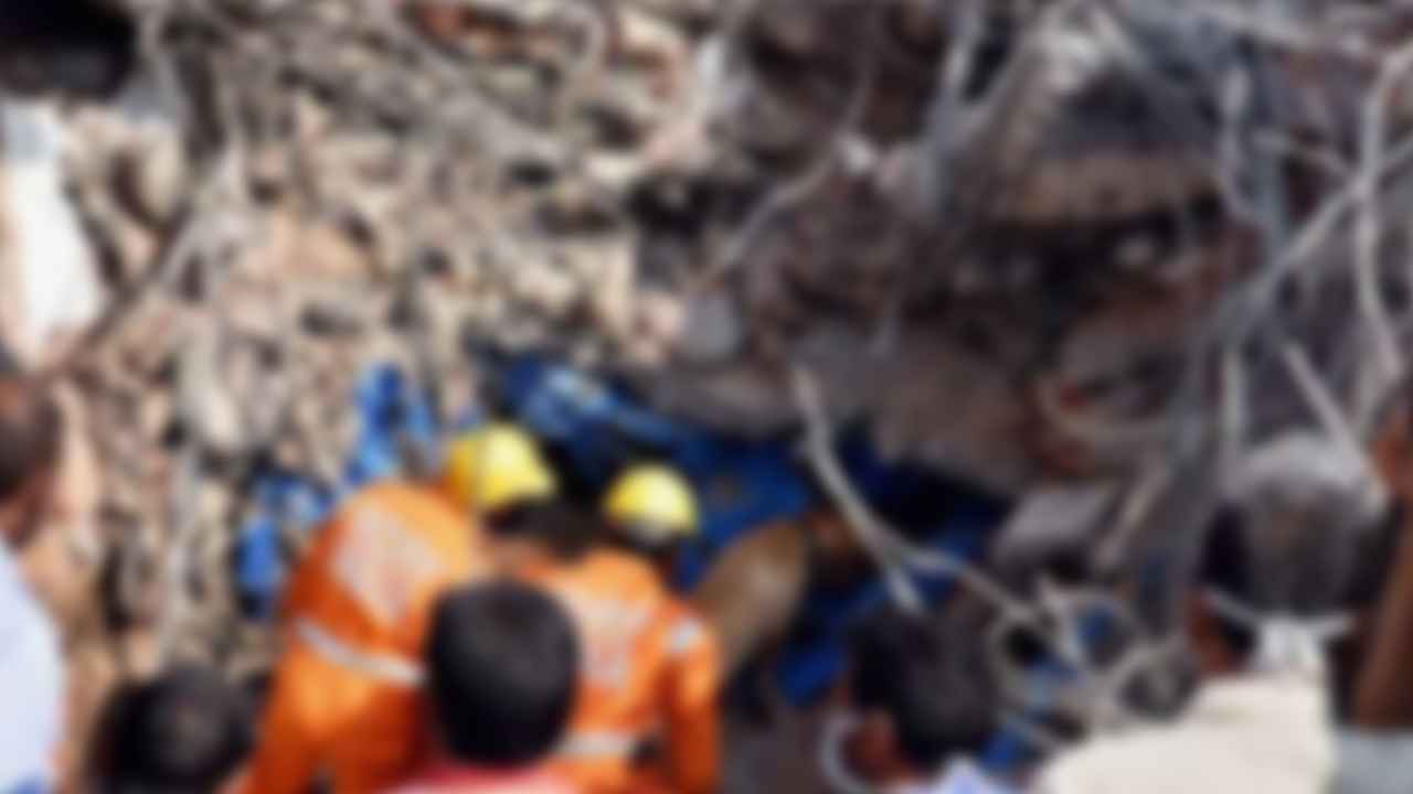 Hyderabad : హైదరాబాద్ శేరిలింగంపల్లిలో భయం భయం.. కూలిన బహుళ అంతస్తుల సెల్లార్ ప్రహరీ గోడ, ఆందోళనలో అపార్ట్‌మెంట్ వాసులు