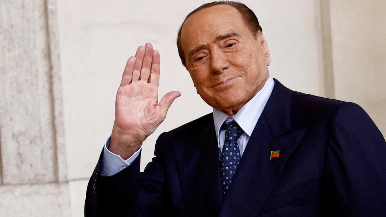 Italian Former PM Berlusconi: 33 ఏళ్ల ప్రియురాలికి రూ. 906 కోట్లు రాసిచ్చిన ఇటలీ మాజీ ప్రధాని