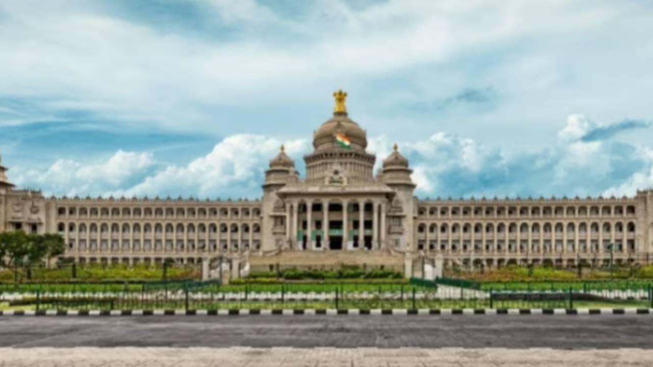 Karnataka Assembly : ఎమ్మెల్యేనంటూ కర్ణాటక అసెంబ్లీ సమావేశాల్లో 72 ఏళ్ల వ్యక్తి హల్ చల్ .. ఏం చేశాడో తెలుసా..?