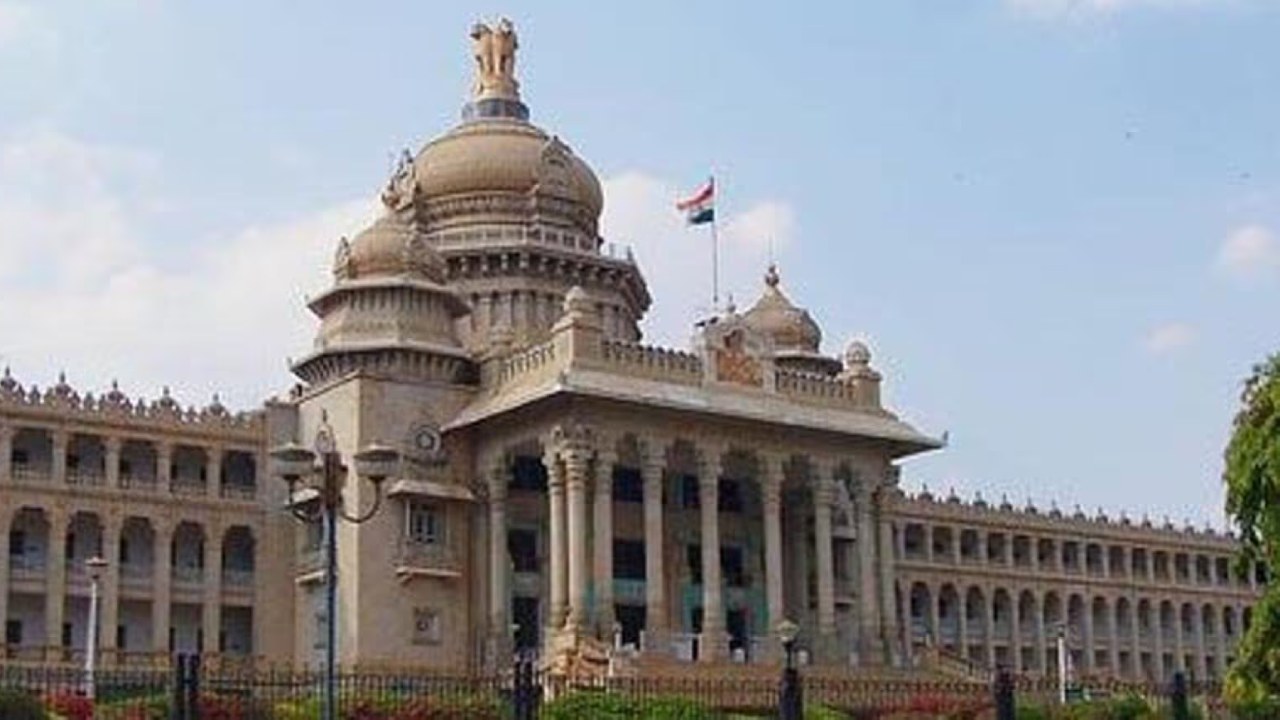 Karnataka Assembly: కర్ణాటకలో కలకలం.. కత్తితో అసెంబ్లీకి వచ్చిన మహిళ.. తరువాత ఏం జరిగిందంటే?