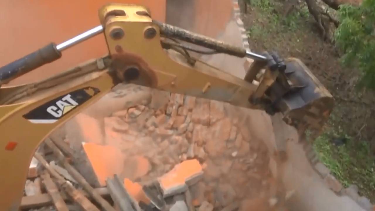 Madhyapradesh: బుల్డోజర్‌తో కూల్చేశారు.. గిరిజనుడిపై మూత్ర విసర్జన చేసిన నిందితుడి ఇల్లు కూల్చివేత