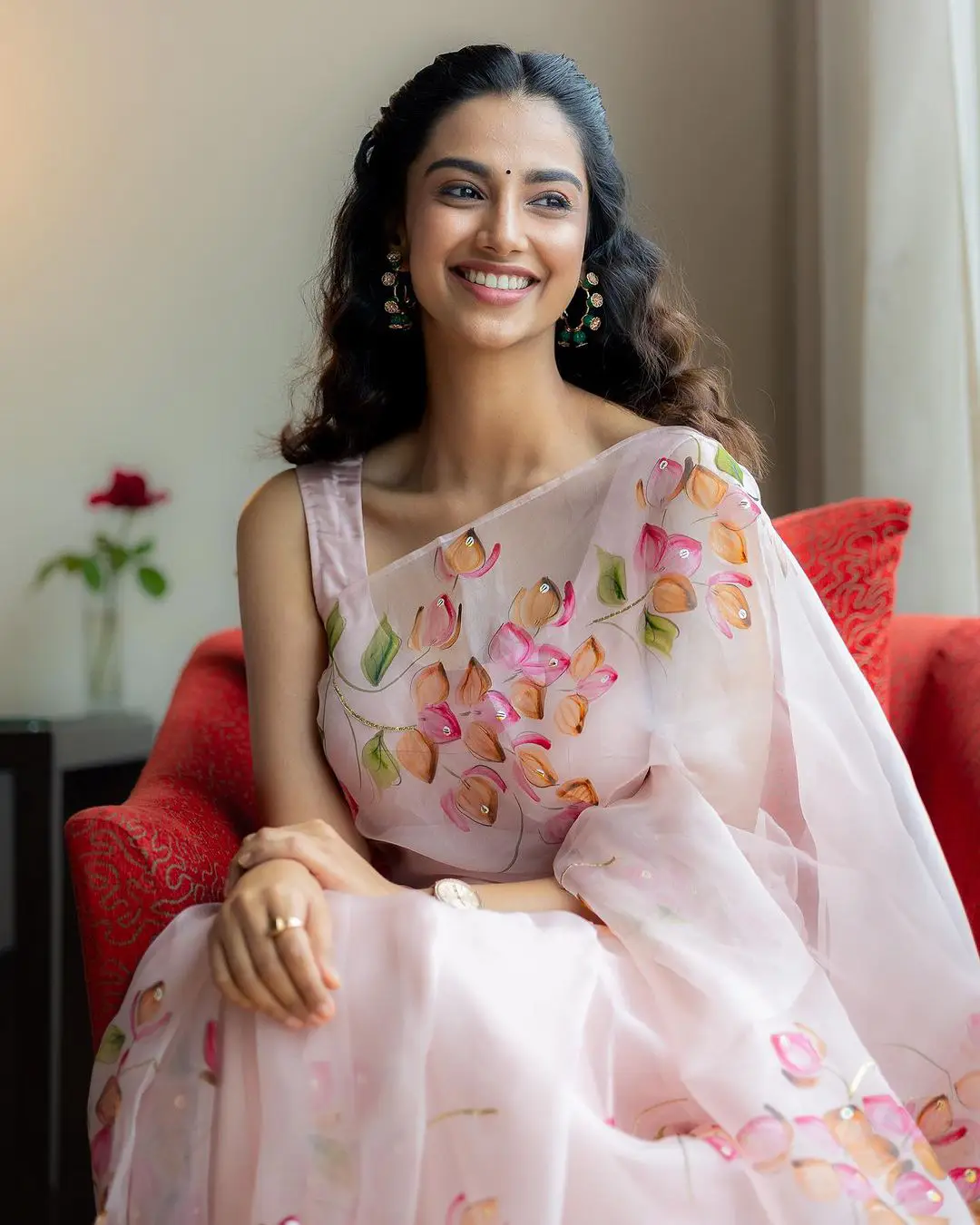 Meenakshi Chaudhary mesmerizing looks in saree photos