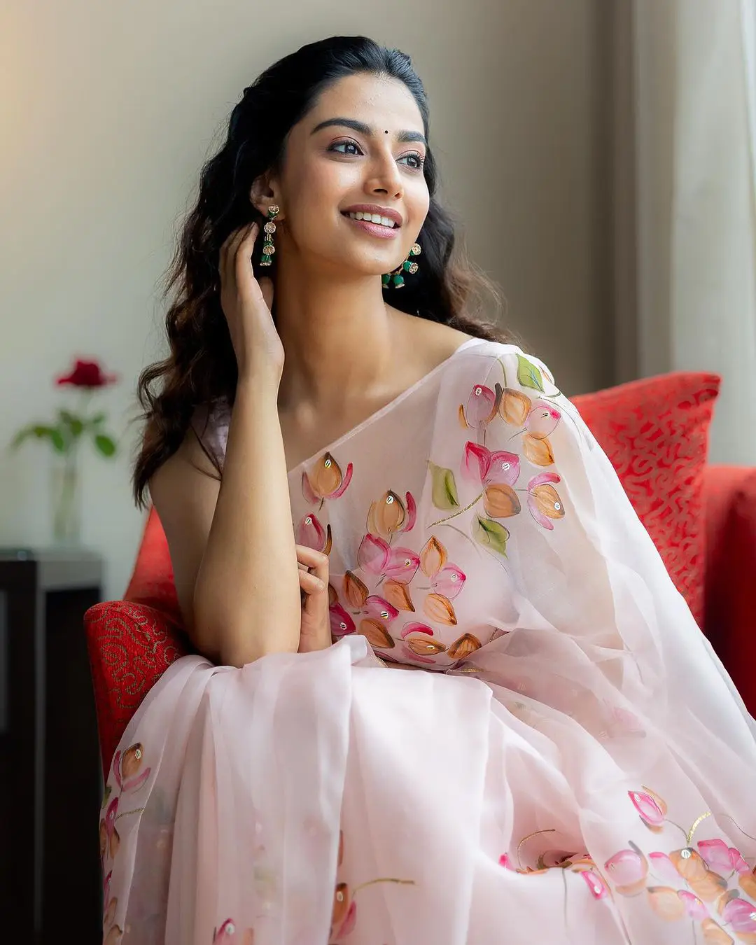 Meenakshi Chaudhary mesmerizing looks in saree photos