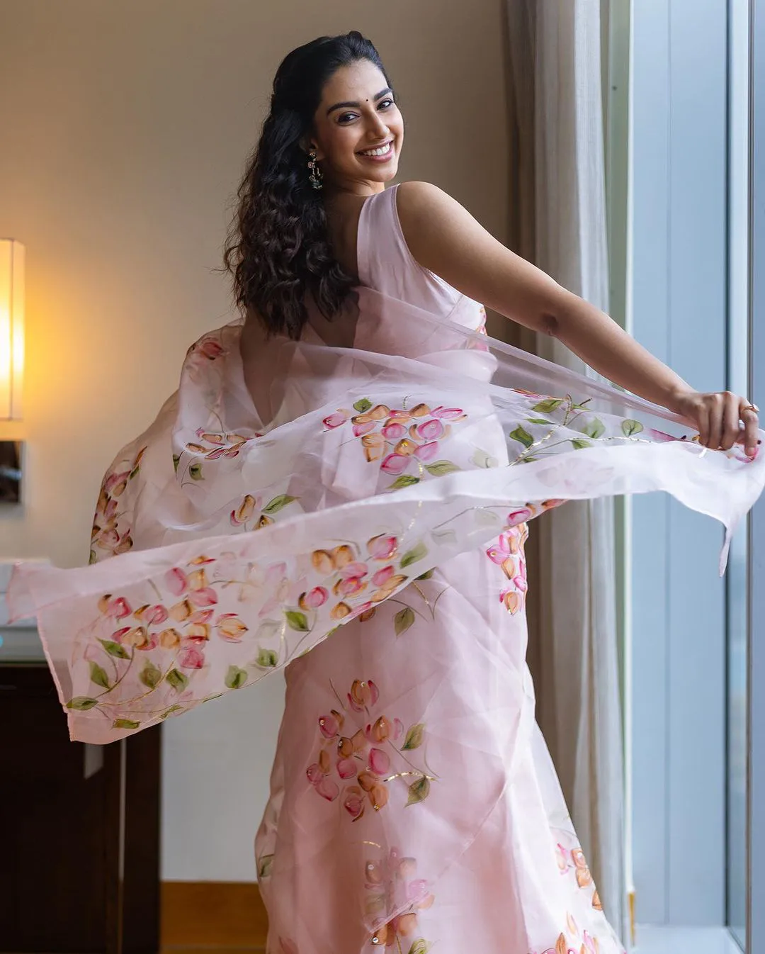 Meenakshi Chaudhary mesmerizing looks in saree photos