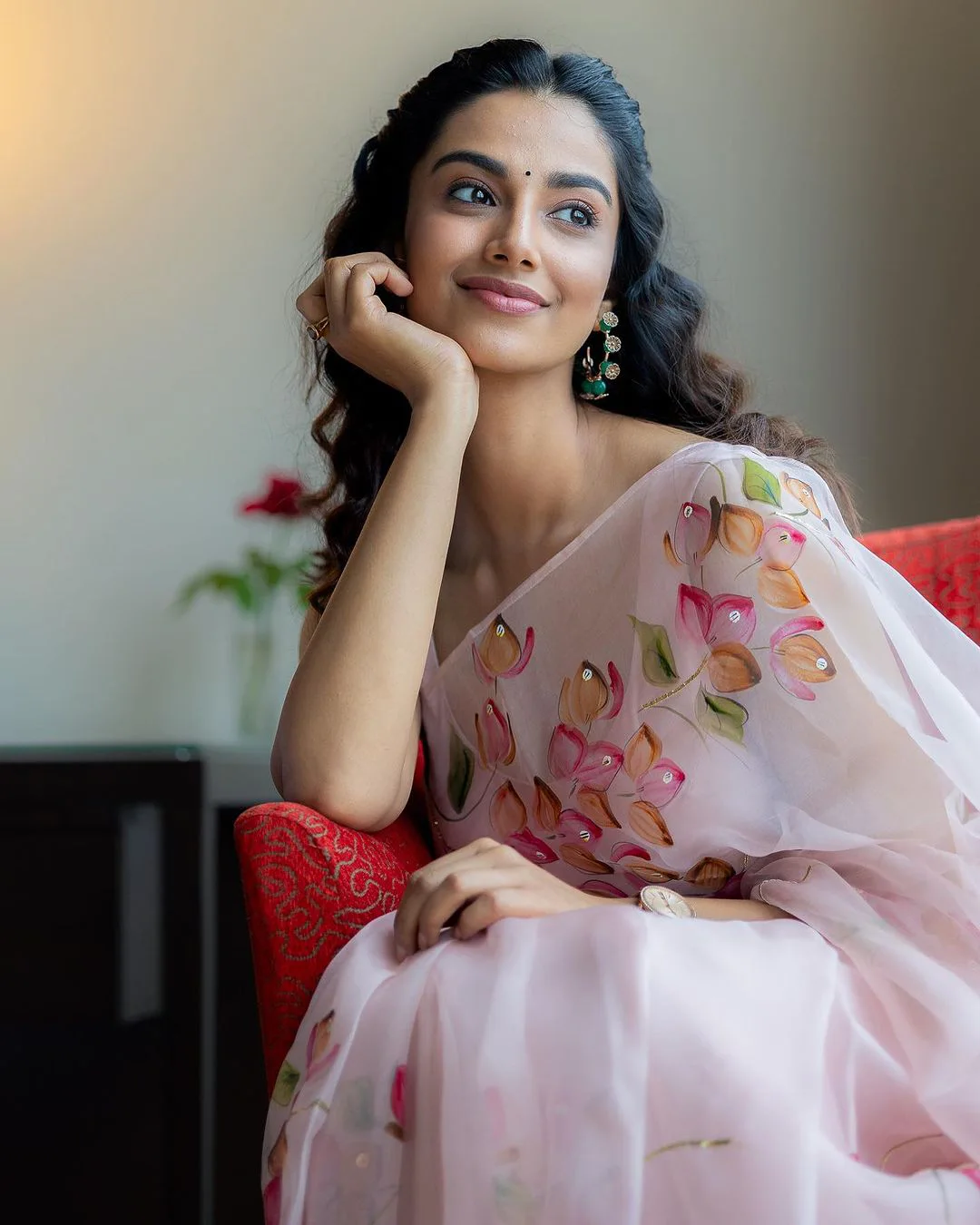 Meenakshi Chaudhary mesmerizing looks in saree photos