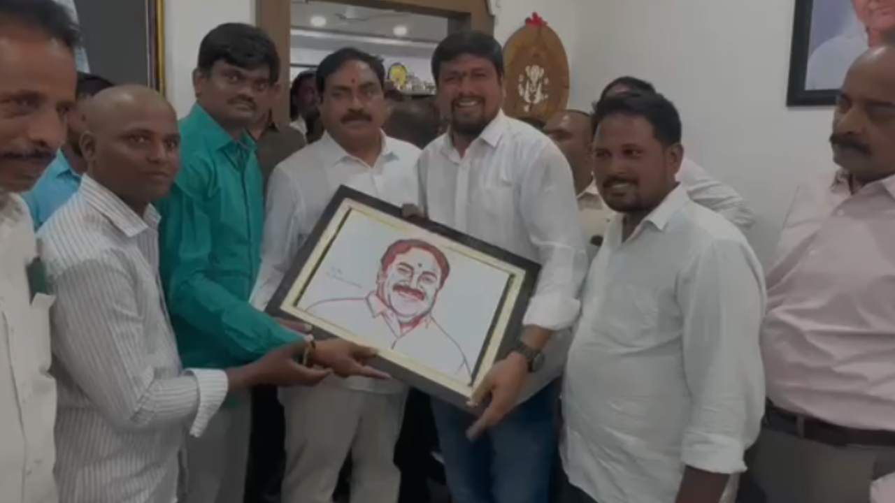 Minister Dayakar Rao: మంత్రి ఎర్రబెల్లిపై అభిమానంతో.. బహుమతిగా రక్తంతో గీసిన పెయింట్..