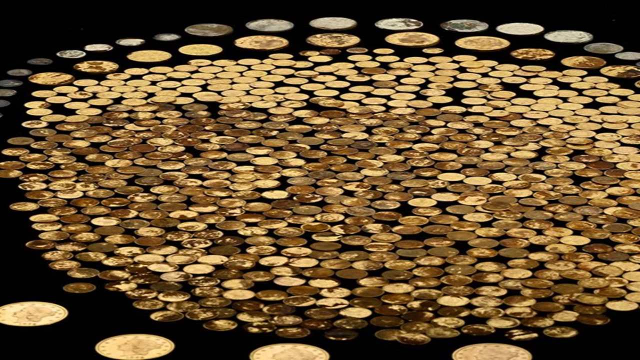 Gold Coins: ఆ రైతు అదృష్టం పండింది.. పొలం దున్నుతుంటే బంగారు నాణాలు బయటపడ్డాయి.. ఎక్కడంటే?