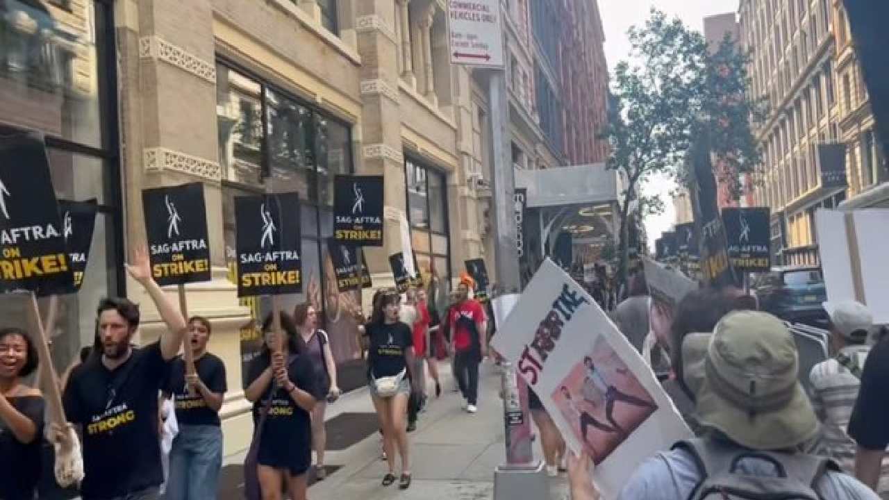 Hollywood Actors Rally : హాలీవుడ్ నటుల సమ్మె ర్యాలీలో కనిపించిన ‘ఆర్ఆర్ఆర్’ పోస్టర్