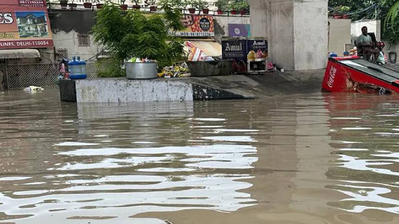 Delhi flood: జల దిగ్బంధంలోనే ఢిల్లీ.. ఆ ప్రాంతాల మధ్య మెట్రో ద్వారానే రాకపోకలు