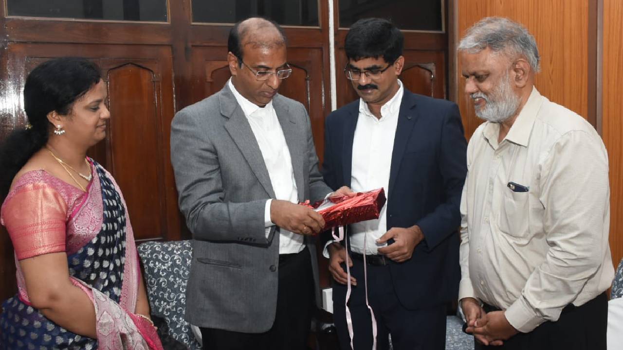 Hyderabad: తెలుగులో తొలి ఫ్యాక్ట్ చెకింగ్ పుస్తకం ఆవిష్కరణ