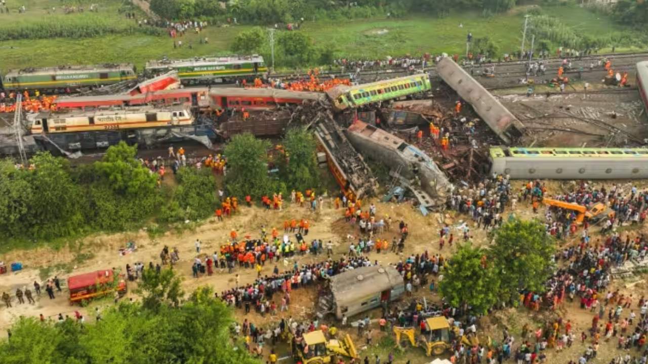 Odisha Train Accident: బాలాసోర్ రైలు ప్రమాదం ఎఫెక్ట్.. పలువురు అధికారులు బదిలీ.. సౌత్ ఈస్టర్న్ నూతన జీఎంగా అనిల్ కుమార్ మిశ్రా నియామకం