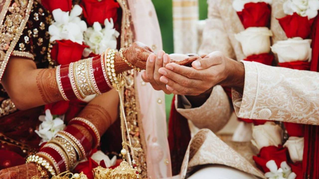 Strange Wedding : వరదలు ముంచెత్తినా తగ్గేదేలే .. వరుడు,వధువు లేకుండానే పెళ్లి ..