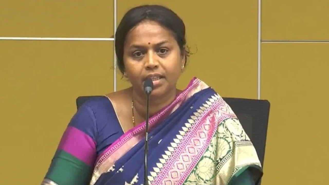 Panchumarthi Anuradha : చేనేతలకు అండగా ఉంటాం.. దాడి చేసిన వైసీపీ నాయకుడిని కఠినంగా శిక్షించాలి : పంచుమర్తి అనురాధ